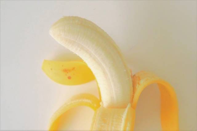 むいたバナナ#1｜写真素材なら「写真AC」無料（フリー）ダウンロードOK (82888)