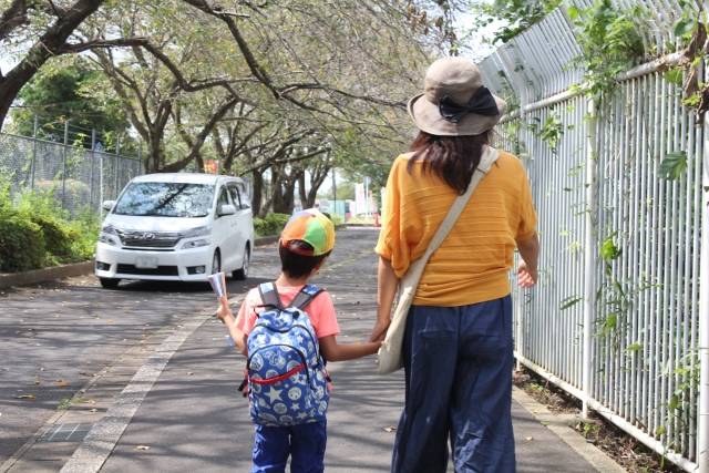 手をつないで歩道を歩くママと子供｜写真素材なら「写真AC」無料（フリー）ダウンロードOK (83128)