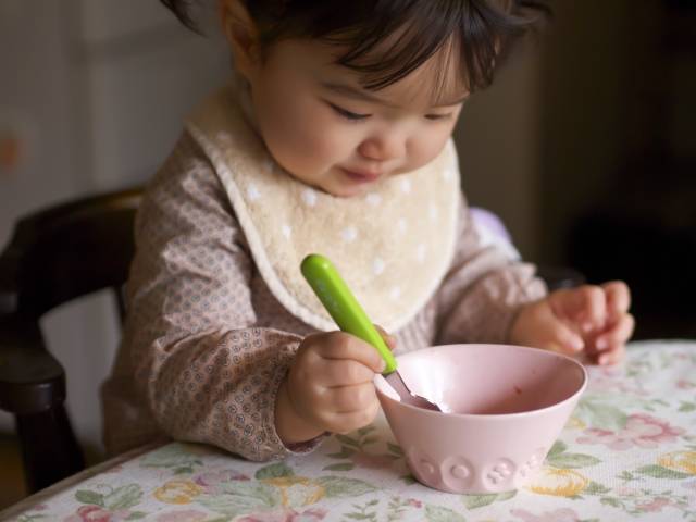 子どもの食事風景｜写真素材なら「写真AC」無料（フリー）ダウンロードOK (84113)