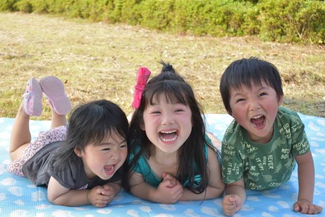 笑顔の子供たち｜写真素材なら「写真AC」無料（フリー）ダウンロードOK (86559)