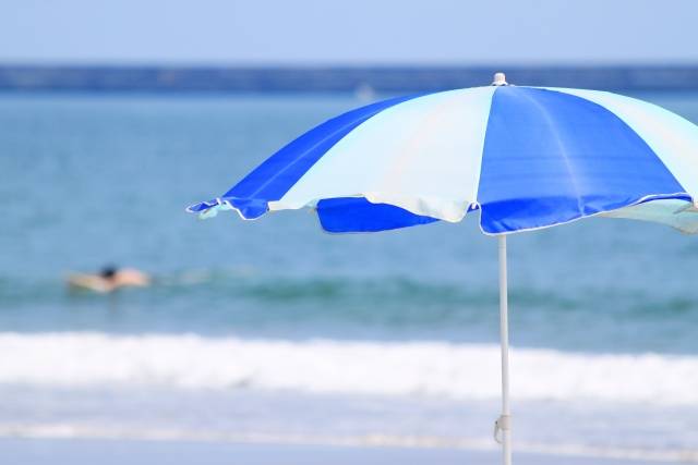 夏の海とパラソル｜写真素材なら「写真AC」無料（フリー）ダウンロードOK (87529)