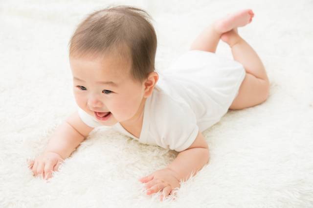 ハイハイする赤ちゃん（笑顔）｜写真素材なら「写真AC」無料（フリー）ダウンロードOK (88093)