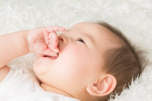 指しゃぶりする赤ちゃん｜写真素材なら「写真AC」無料（フリー）ダウンロードOK (88470)