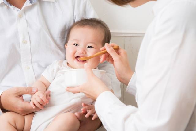 離乳食を食べる赤ちゃん（笑顔）｜写真素材なら「写真AC」無料（フリー）ダウンロードOK (88780)