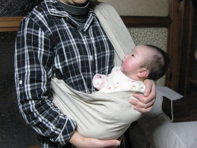 スリングの中の赤ちゃん｜写真素材なら「写真AC」無料（フリー）ダウンロードOK (88887)