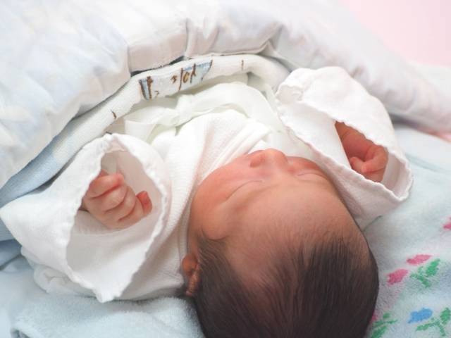 赤ちゃんの小さな手｜写真素材なら「写真AC」無料（フリー）ダウンロードOK (90446)