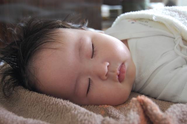 お昼寝をする赤ちゃん｜写真素材なら「写真AC」無料（フリー）ダウンロードOK (92288)