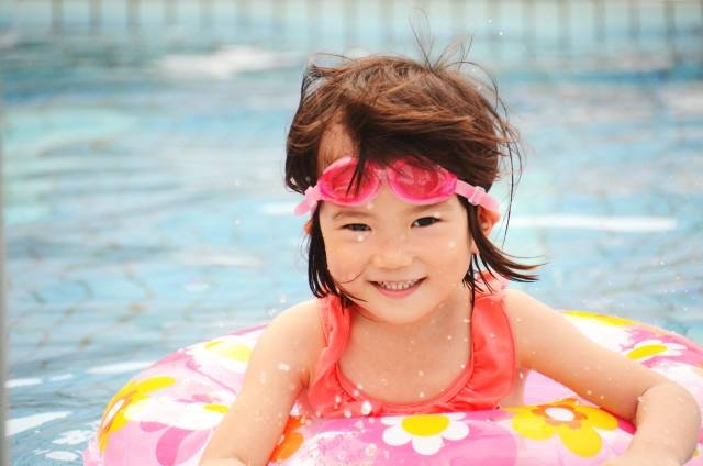 浮き輪でプールで遊ぶ女の子｜写真素材なら「写真AC」無料（フリー）ダウンロードOK (92322)