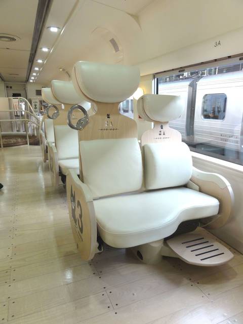 ファイル:JRK kiha182-1002 Kurochan-seat.jpg - Wikipedia (93763)