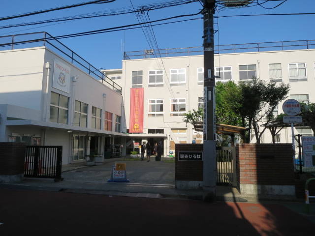 東京おもちゃ美術館入り口。元小学校です。