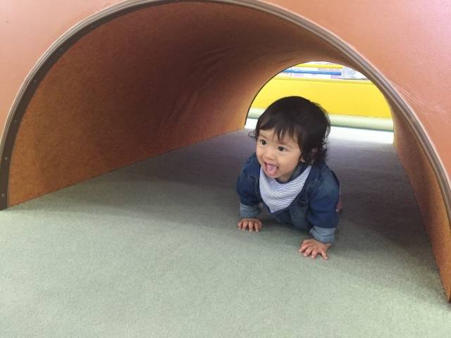 トンネルでハイハイをする赤ちゃん｜写真素材なら「写真AC」無料（フリー）ダウンロードOK (96675)