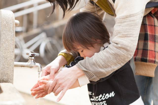 手を洗う子供｜写真素材なら「写真AC」無料（フリー）ダウンロードOK (96974)