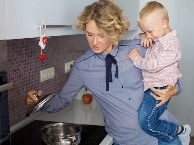 キッチンで息子を抱っこしながら家事をするお母さん6｜写真素材なら「写真AC」無料（フリー）ダウンロードOK (97405)