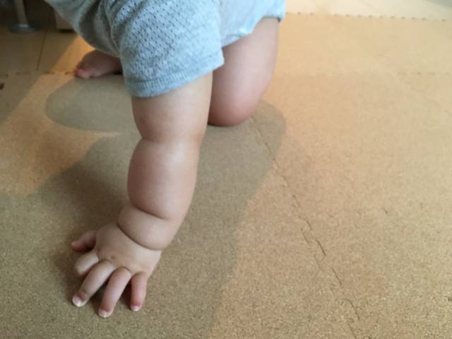 転びそうな赤ちゃん コルク ジョイントマット｜写真素材なら「写真AC」無料（フリー）ダウンロードOK (97411)