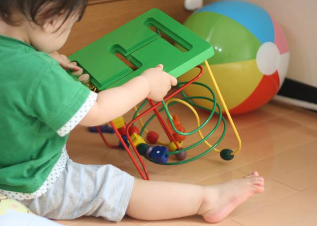 おもちゃで遊ぶ幼児｜写真素材なら「写真AC」無料（フリー）ダウンロードOK (98663)