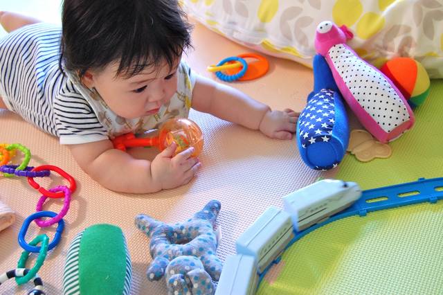 生後8カ月の赤ちゃんに選ぶおもちゃのポイントとおすすめ15選 Chiik チーク 赤ちゃん 小学生までの知育 教育情報マガジン