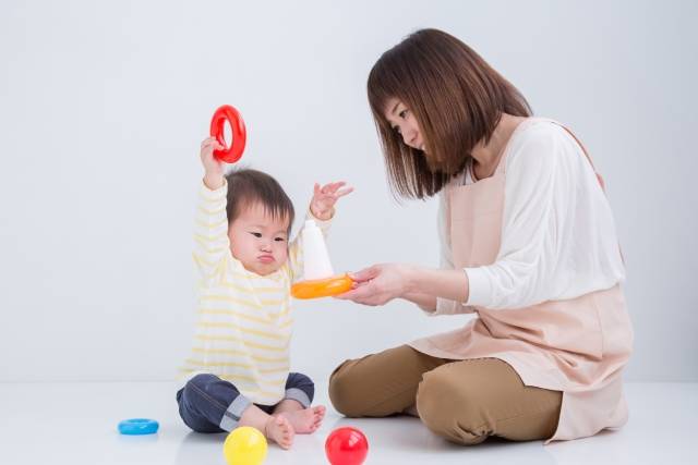赤ちゃんと遊ぶエプロン姿の女性｜写真素材なら「写真AC」無料（フリー）ダウンロードOK (101278)