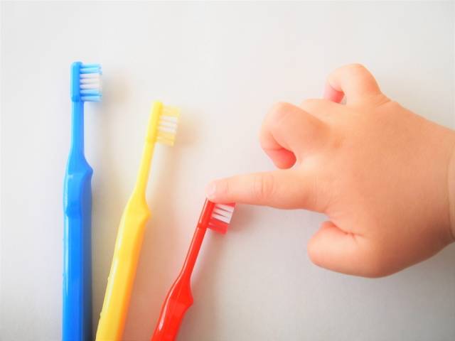 歯ブラシを選ぶ子供の手｜写真素材なら「写真AC」無料（フリー）ダウンロードOK (101625)