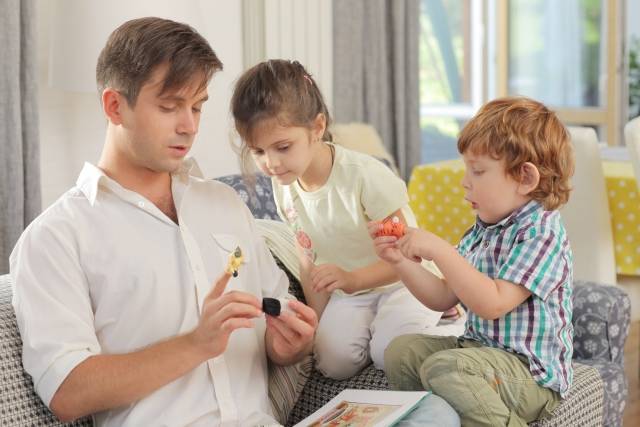ソファの上で子供たちと玩具で遊ぶ父親3｜写真素材なら「写真AC」無料（フリー）ダウンロードOK (101801)