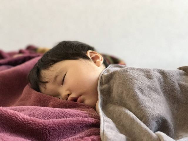 昼寝する赤ちゃん｜写真素材なら「写真AC」無料（フリー）ダウンロードOK (102184)