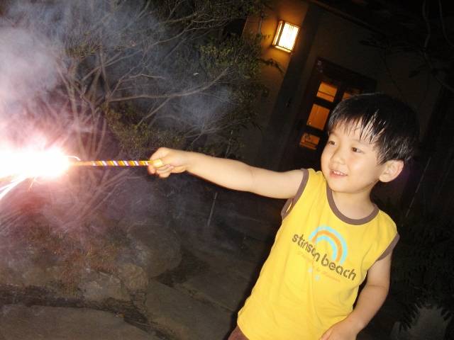 花火を楽しむ子供２｜写真素材なら「写真AC」無料（フリー）ダウンロードOK (102205)