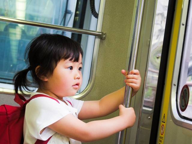 電車に乗る子供｜写真素材なら「写真AC」無料（フリー）ダウンロードOK (102401)