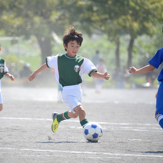サッカーをする少年（画質補正後）｜写真素材なら「写真AC」無料（フリー）ダウンロードOK (102402)