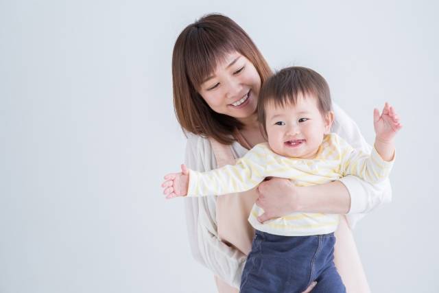 エプロン姿の女性と赤ちゃん｜写真素材なら「写真AC」無料（フリー）ダウンロードOK (102638)