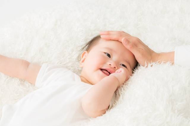 女性に撫でられる赤ちゃん（笑顔）｜写真素材なら「写真AC」無料（フリー）ダウンロードOK (102641)