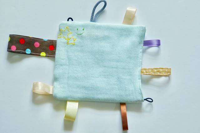 簡単 タグ付きカシャカシャハンカチの作り方 赤ちゃんに手作りおもちゃを Chiik チーク 乳幼児 小学生までの知育 教育メディア