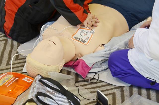 救命処置訓練（AED）｜写真素材なら「写真AC」無料（フリー）ダウンロードOK (105680)