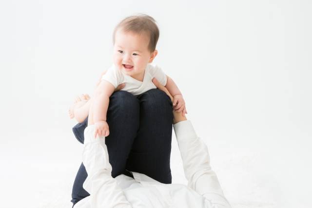抱っこされる赤ちゃん（ベビーヨガ）｜写真素材なら「写真AC」無料（フリー）ダウンロードOK (105948)