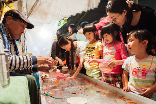 金魚すくいのコツとは 子どもとお祭りでたくさんすくう方法 Chiik チーク 乳幼児 小学生までの知育 教育メディア