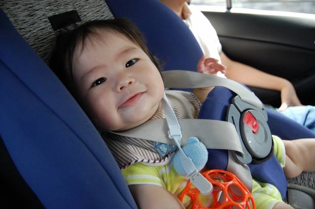 チャイルドシートに乗る赤ちゃん　２｜写真素材なら「写真AC」無料（フリー）ダウンロードOK (106200)
