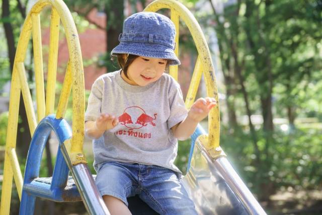 夏の公園で遊ぶ子供｜写真素材なら「写真AC」無料（フリー）ダウンロードOK (106306)