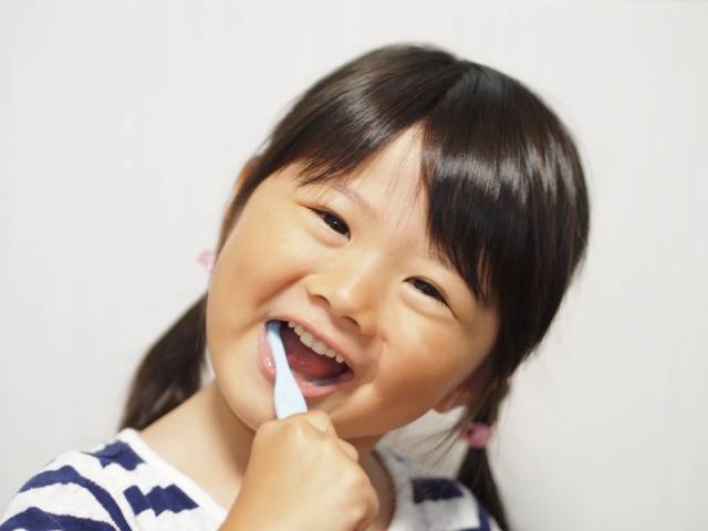 歯磨きをする女の子｜写真素材なら「写真AC」無料（フリー）ダウンロードOK (107013)