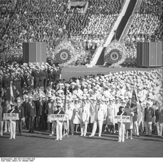 File:Bundesarchiv Bild 183-C1012-0001-026, Tokio, XVIII. Olympiade, Gesamtdeutsche Mannschaft.jpg - Wikimedia Commons (107938)