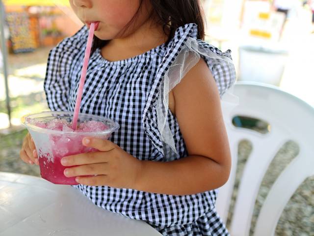 かき氷を食べる女の子｜写真素材なら「写真AC」無料（フリー）ダウンロードOK (108509)