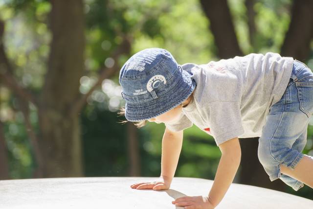 夏の公園で遊ぶ子供｜写真素材なら「写真AC」無料（フリー）ダウンロードOK (109190)