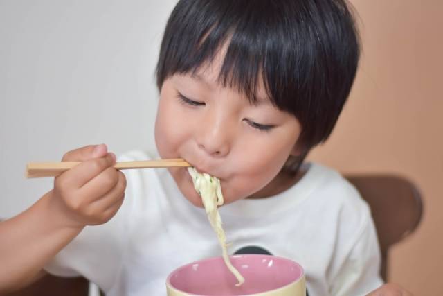 食べる子供｜写真素材なら「写真AC」無料（フリー）ダウンロードOK (109421)