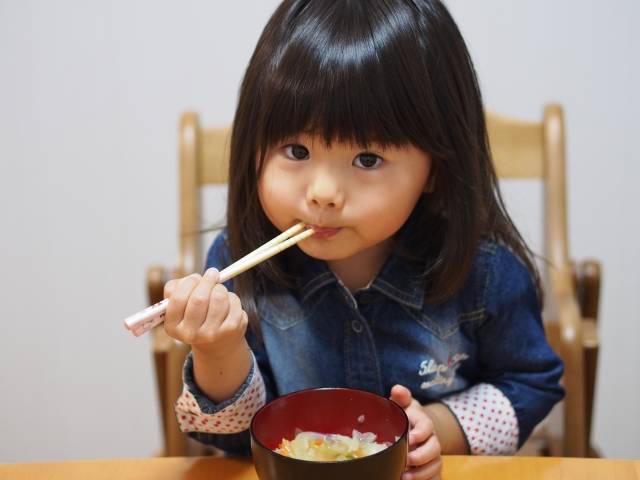お味噌汁を食べる女の子3｜写真素材なら「写真AC」無料（フリー）ダウンロードOK (109428)