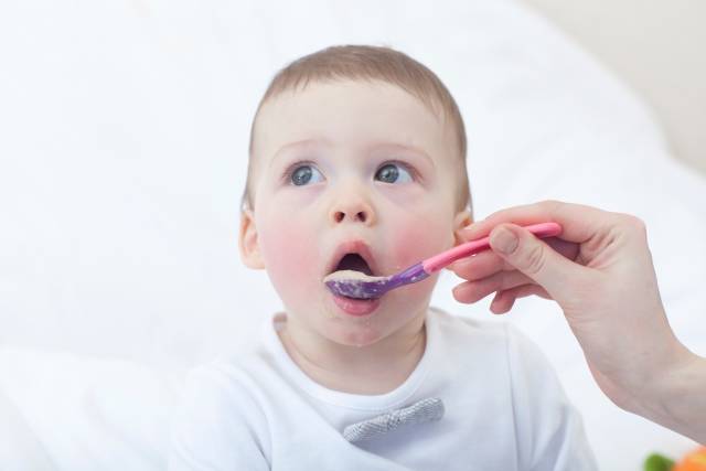 食事をする赤ちゃん｜写真素材なら「写真AC」無料（フリー）ダウンロードOK (110029)