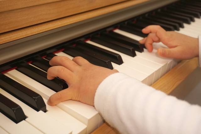 ピアノを弾く子ども｜写真素材なら「写真AC」無料（フリー）ダウンロードOK (110224)