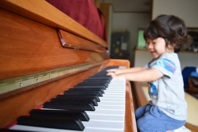 ピアノを弾く子ども2｜写真素材なら「写真AC」無料（フリー）ダウンロードOK (110225)