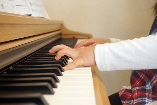 ピアノを弾く子ども｜写真素材なら「写真AC」無料（フリー）ダウンロードOK (110226)