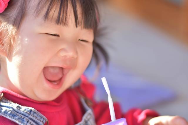 飲料水を飲む赤ちゃん｜写真素材なら「写真AC」無料（フリー）ダウンロードOK (110511)