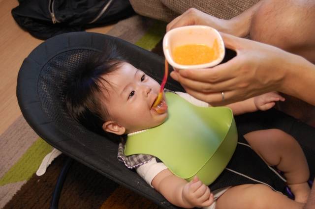 離乳食を食べる赤ちゃん　４｜写真素材なら「写真AC」無料（フリー）ダウンロードOK (111169)