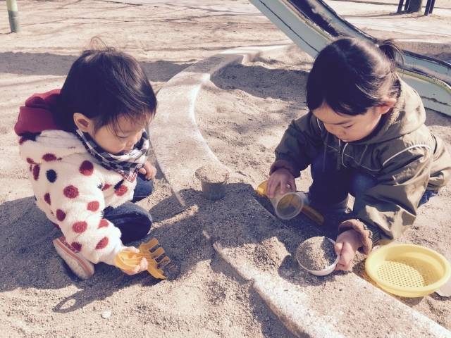 砂遊びをする子供たち｜写真素材なら「写真AC」無料（フリー）ダウンロードOK (112058)
