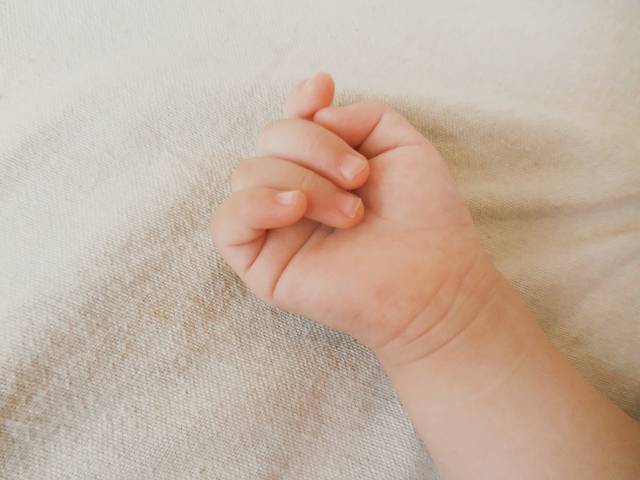 赤ちゃんの右手｜写真素材なら「写真AC」無料（フリー）ダウンロードOK (112104)
