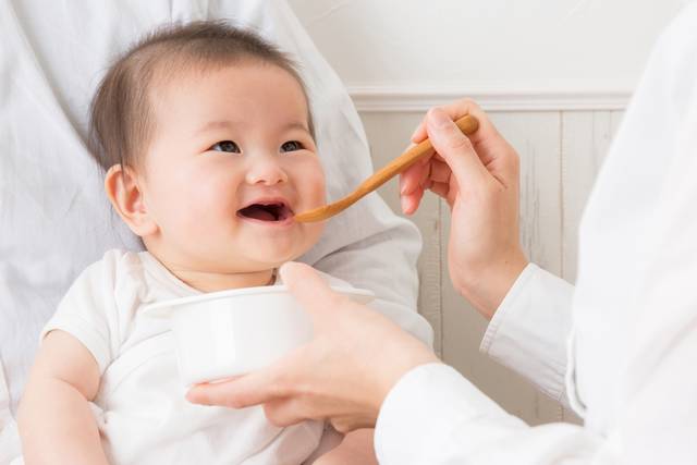 離乳食を食べる赤ちゃん（笑顔） - No: 1381699｜写真素材なら「写真AC」無料（フリー）ダウンロードOK (121930)